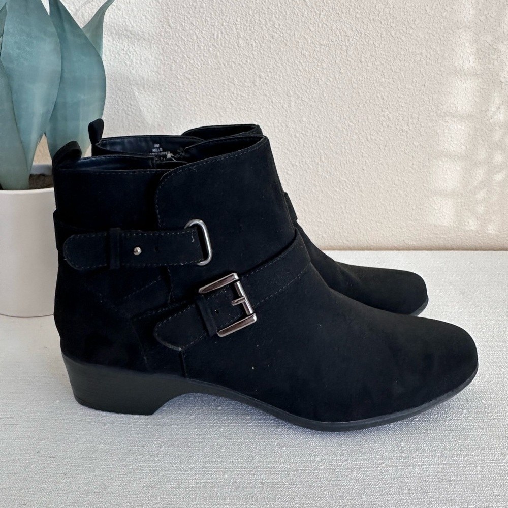 New April Hills Black Suede Molded Heel Strap Ankle Ankle Booties Women’s 8M